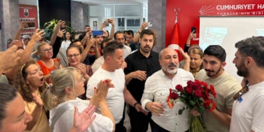 chp-izmir-il-baskanliginda-karanfil-gerginligi-kw1ReYPA.jpg