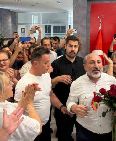 chp-izmir-il-baskanliginda-karanfil-gerginligi-kw1ReYPA.jpg