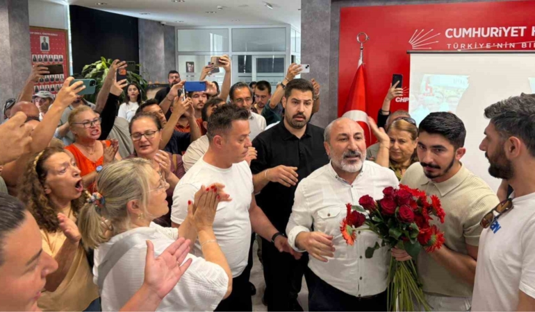 chp-izmir-il-baskanliginda-karanfil-gerginligi-kw1ReYPA.jpg