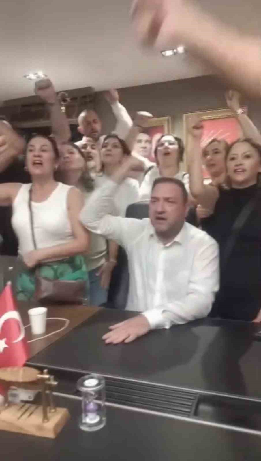 chp izmirde olayli gece gumrukcu il binasina girdi taraflar arasinda arbede cikti 0