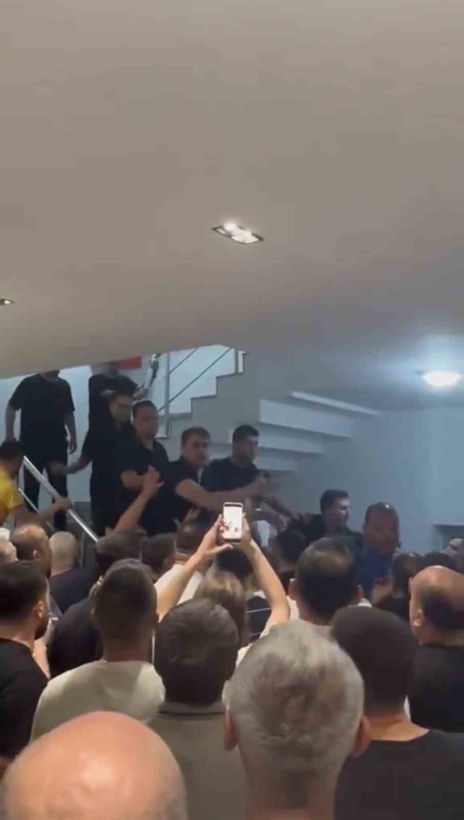 chp izmirde olayli gece gumrukcu il binasina girdi taraflar arasinda arbede cikti 1 V9qkbpkQ