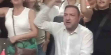 chp-izmirde-olayli-gece-gumrukcu-il-binasina-girdi-taraflar-arasinda-arbede-cikti-w6h3dSmc.jpg