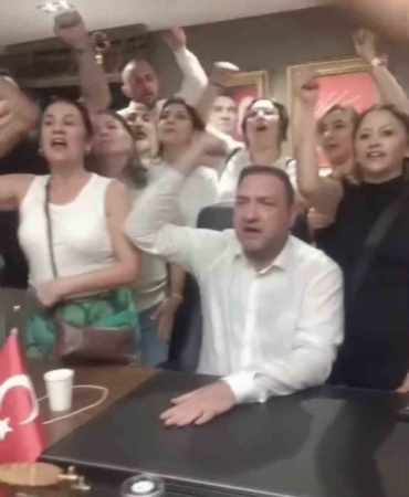 chp-izmirde-olayli-gece-gumrukcu-il-binasina-girdi-taraflar-arasinda-arbede-cikti-w6h3dSmc.jpg