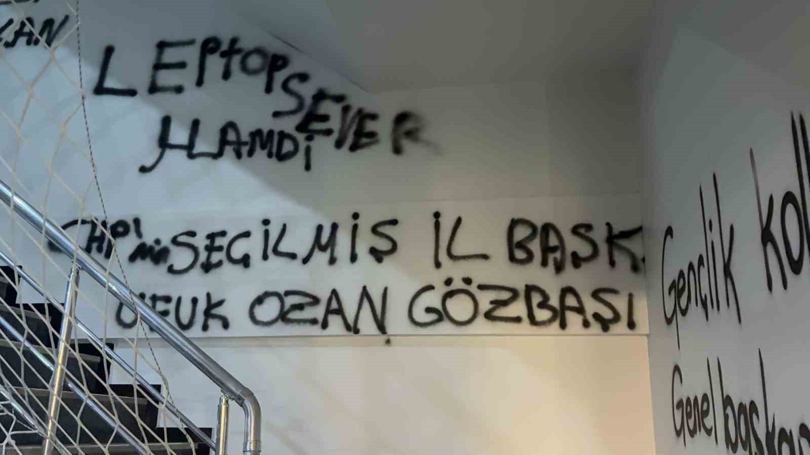 CHP Kayseri İl Başkanlığı binasının duvarlarına boyayla yazılar yazıldı 5 chp kayseri il baskanligi binasinin duvarlarina boyayla yazilar yazildi 1 lJUQ6CAh