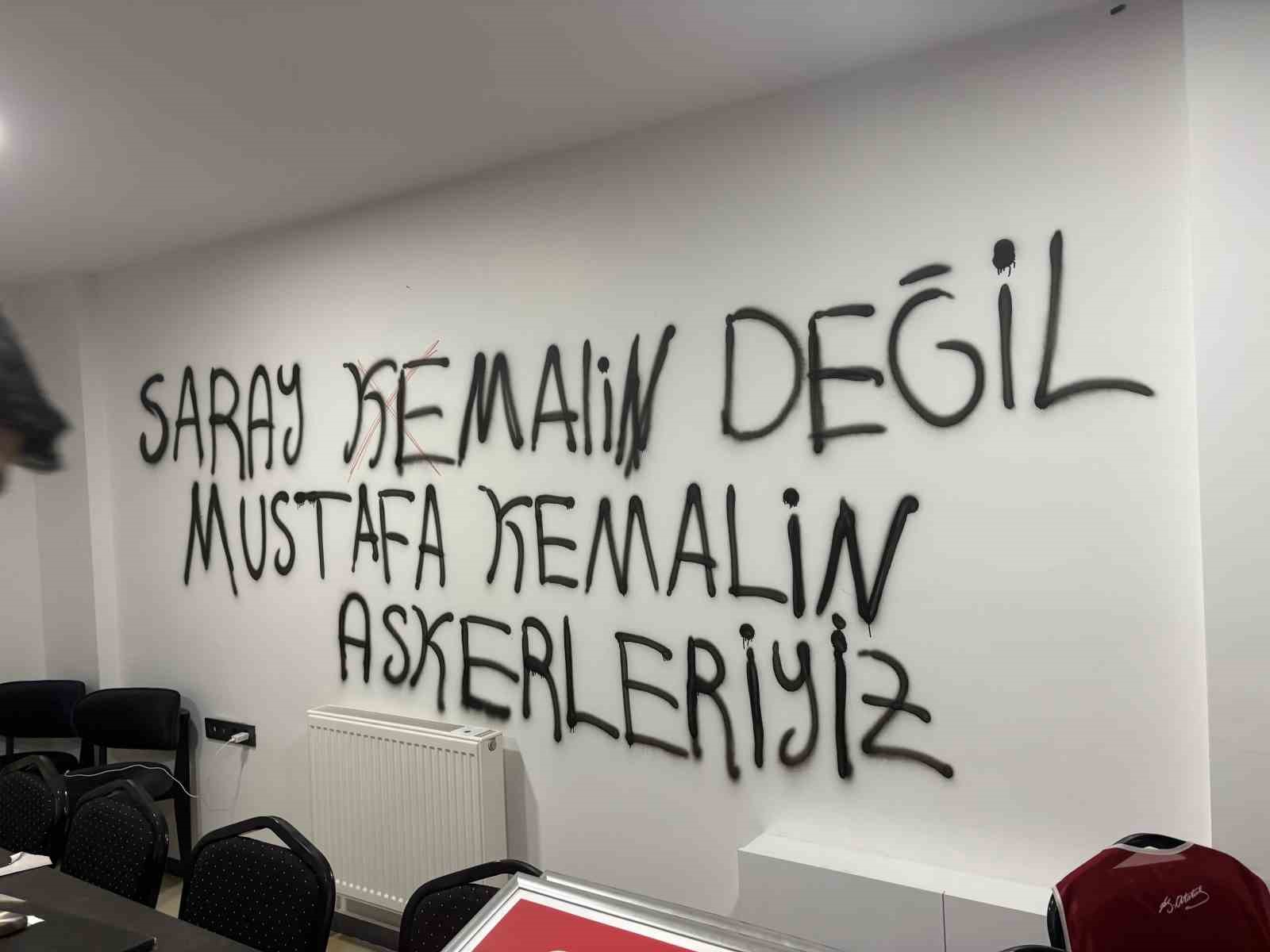 CHP Kayseri İl Başkanlığı binasının duvarlarına boyayla yazılar yazıldı 6 chp kayseri il baskanligi binasinin duvarlarina boyayla yazilar yazildi 2 wqd6uavN