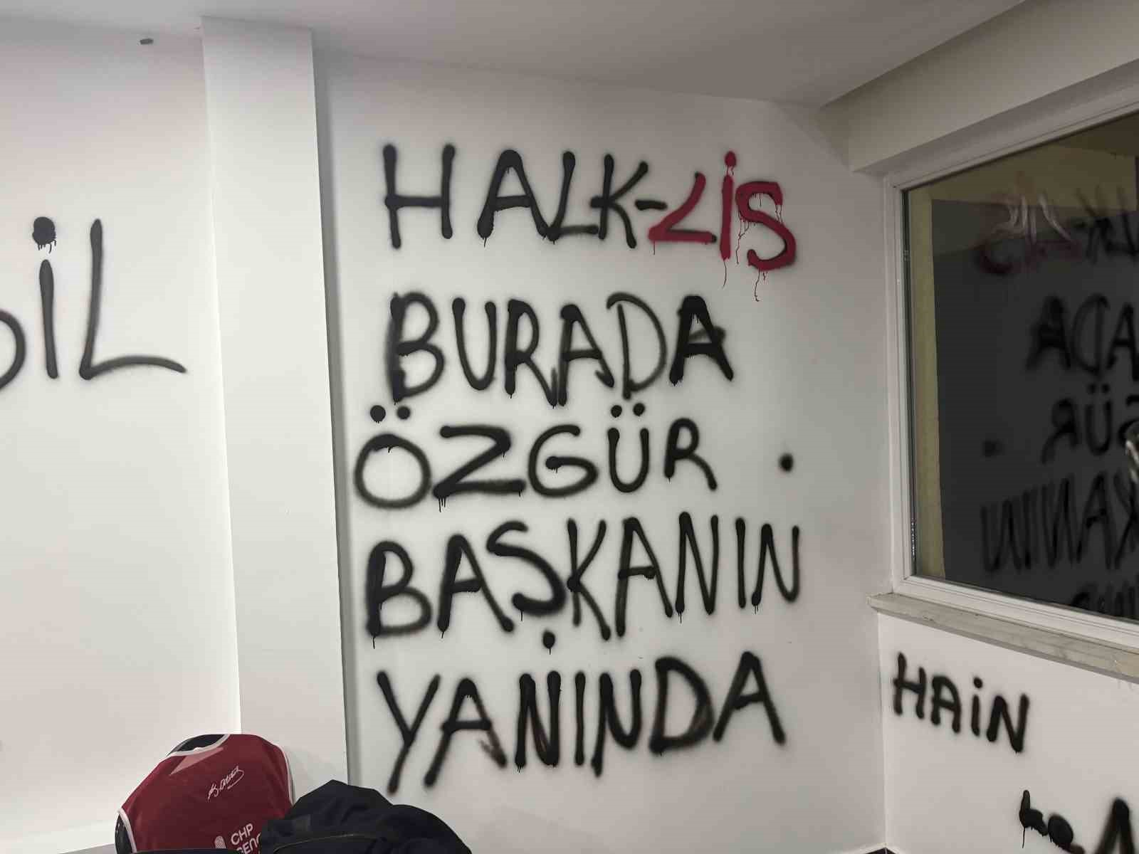 CHP Kayseri İl Başkanlığı binasının duvarlarına boyayla yazılar yazıldı 7 chp kayseri il baskanligi binasinin duvarlarina boyayla yazilar yazildi 3 wC72MfAV