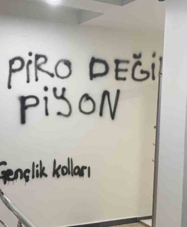 chp-kayseri-il-baskanligi-binasinin-duvarlarina-boyayla-yazilar-yazildi-jFhzMCrM.jpg