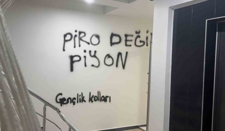 chp-kayseri-il-baskanligi-binasinin-duvarlarina-boyayla-yazilar-yazildi-jFhzMCrM.jpg