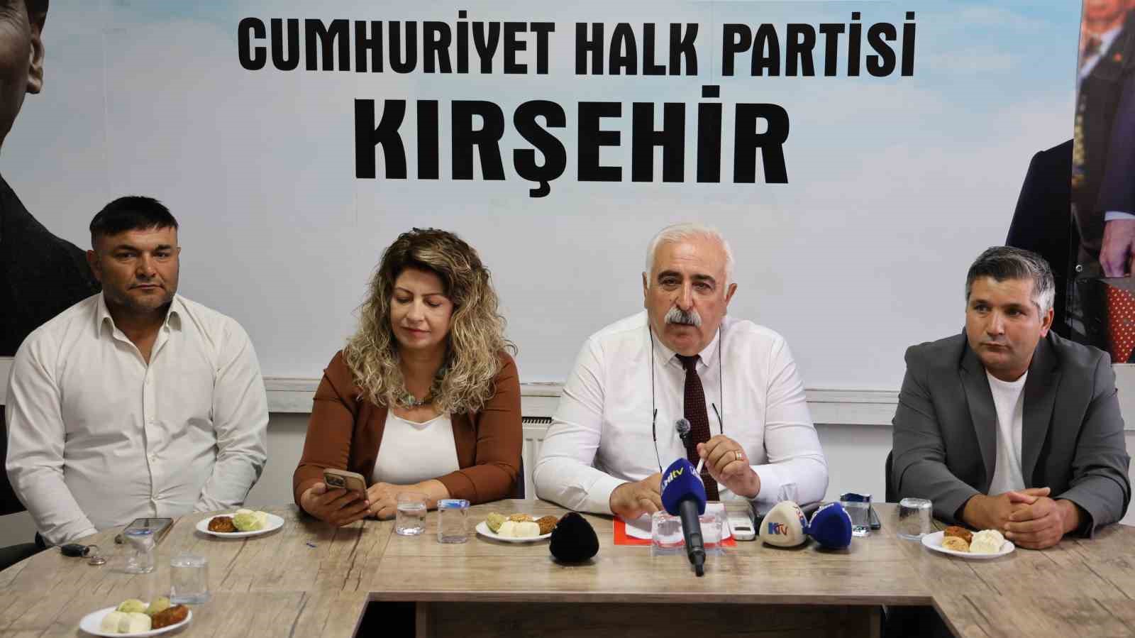 chp kirsehir il baskani tanribuyurdu parti binasindan poster goturmek ayiptir 0 8nMt777y