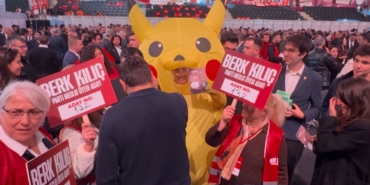 chp-kurultayina-bir-kisi-pikachu-kostumuyle-katildi-2lOPQxCz.jpg