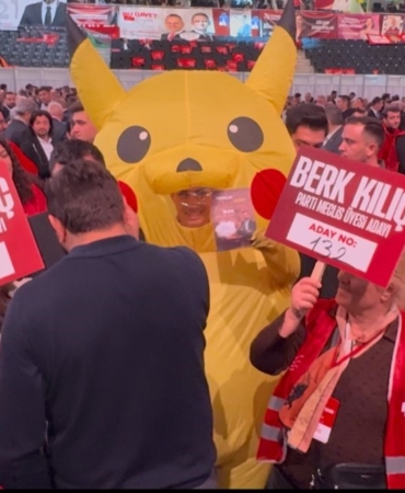 chp-kurultayina-bir-kisi-pikachu-kostumuyle-katildi-2lOPQxCz.jpg