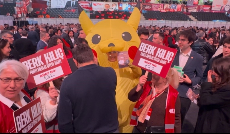 chp-kurultayina-bir-kisi-pikachu-kostumuyle-katildi-2lOPQxCz.jpg