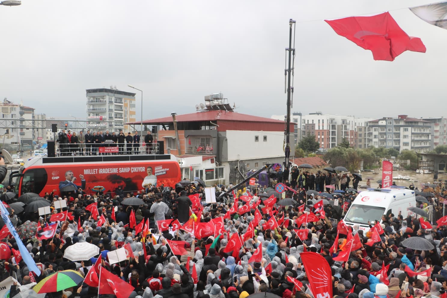 chp lideri ozgur ozel 20 bin tlyi bir asgari ucrete 28 bin tlye cikarmak XABbidFU