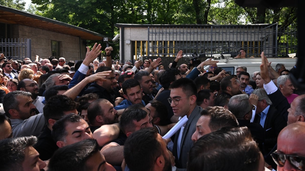 CHP’de TBMM Önünde Slogan Gerilimi: Kılıçdaroğlu ve Özel Destekçileri Karşı Karşıya Geldi 5 chp tbmm 2
