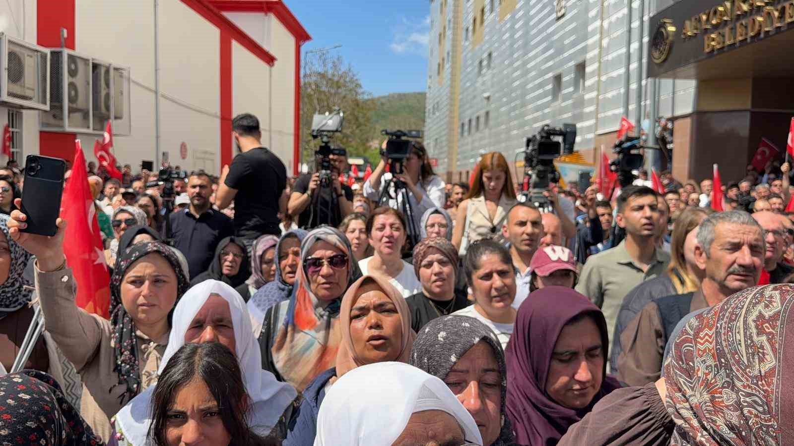 CHP’den AK Parti’ye geçen Başkan Köksal vatandaşlara seslendi: "Afyonkarahisarımızı yeniden inşa etmek için memleketime Adalet ve Kalkınma Partisi’nde hizmet etmeye devam edeceğim" 5 chpden ak partiye gecen baskan koksal vatandaslara seslendi afyonkarahisarimizi yeniden insa etmek icin memleketime 74P1YOVT
