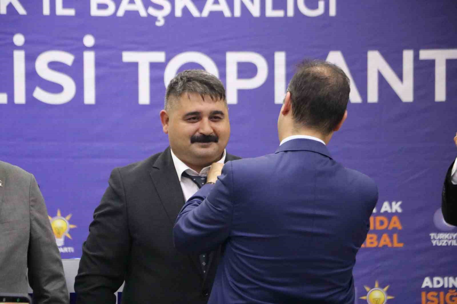 chpden istifa eden iki meclis uyesi ak partiye gecti rozetleri bakan kacir takti 0 JS1s5JtB