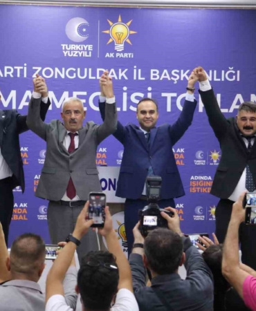 chpden-istifa-eden-iki-meclis-uyesi-ak-partiye-gecti-rozetleri-bakan-kacir-takti-83CaPaIC.jpg