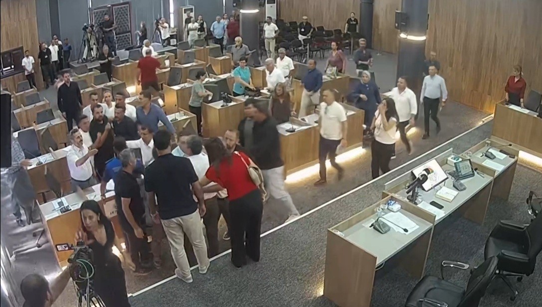 chpli belediye baskaninin ak partili meclis uyesinin uzerine yurudugu anlar kamerada 0 HlBDD1QS