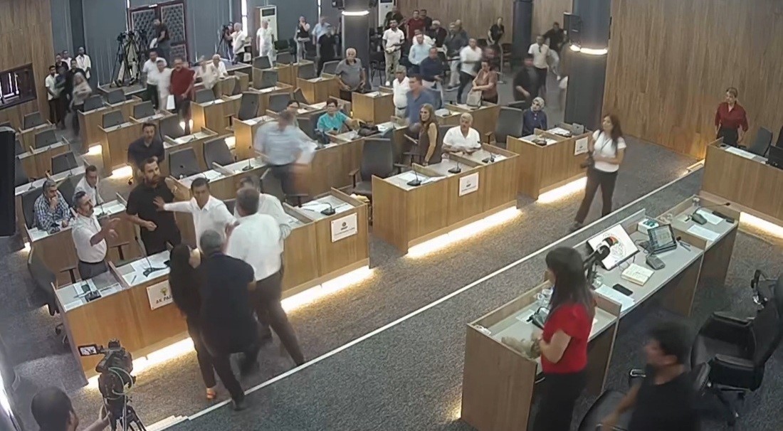 chpli belediye baskaninin ak partili meclis uyesinin uzerine yurudugu anlar kamerada 1 LkAPXPXy