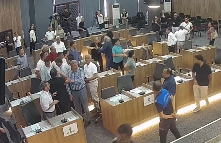 chpli belediye baskaninin ak partili meclis uyesinin uzerine yurudugu anlar kamerada 2 Cdc3sJAr