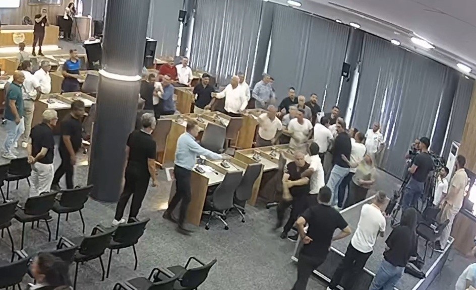chpli belediye baskaninin ak partili meclis uyesinin uzerine yurudugu anlar kamerada 3 Z2FjYe78