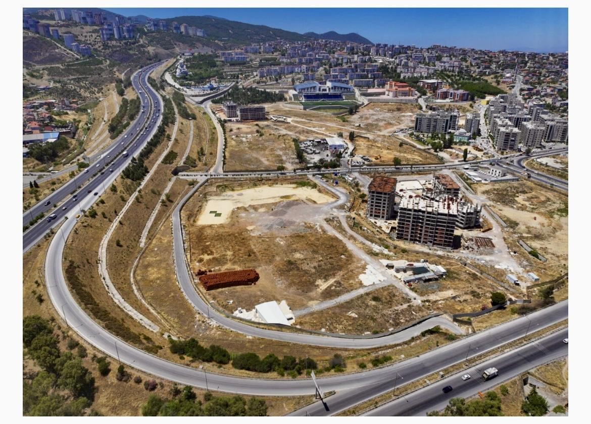 CHP’li İzmir Belediyesi’nin dolandırdığı mağdurlar konuştu: "15 yıl geçmesine rağmen biz hala evlerimize kavuşamadık" 7 chpli izmir belediyesinin dolandirdigi magdurlar konustu 15 yil gecmesine ragmen biz hala evlerimize kavusamadik VgYG5nrj