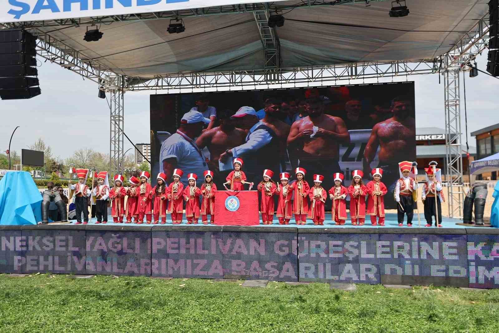 chplilerin sirt dondugu cocuklar er meydanina cikti 0 MFEtqGkA