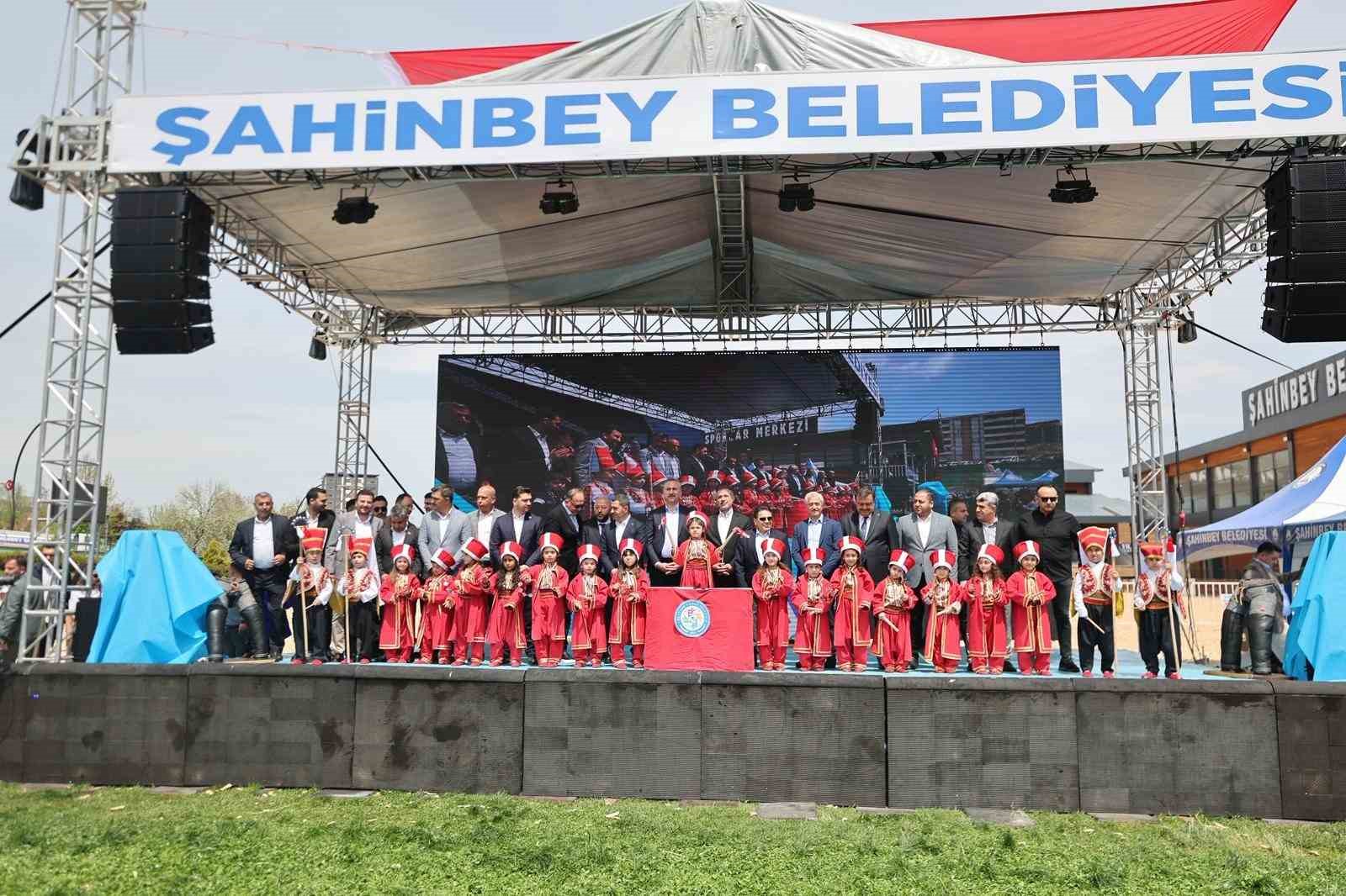 chplilerin sirt dondugu cocuklar er meydanina cikti 1 HVP9bARp