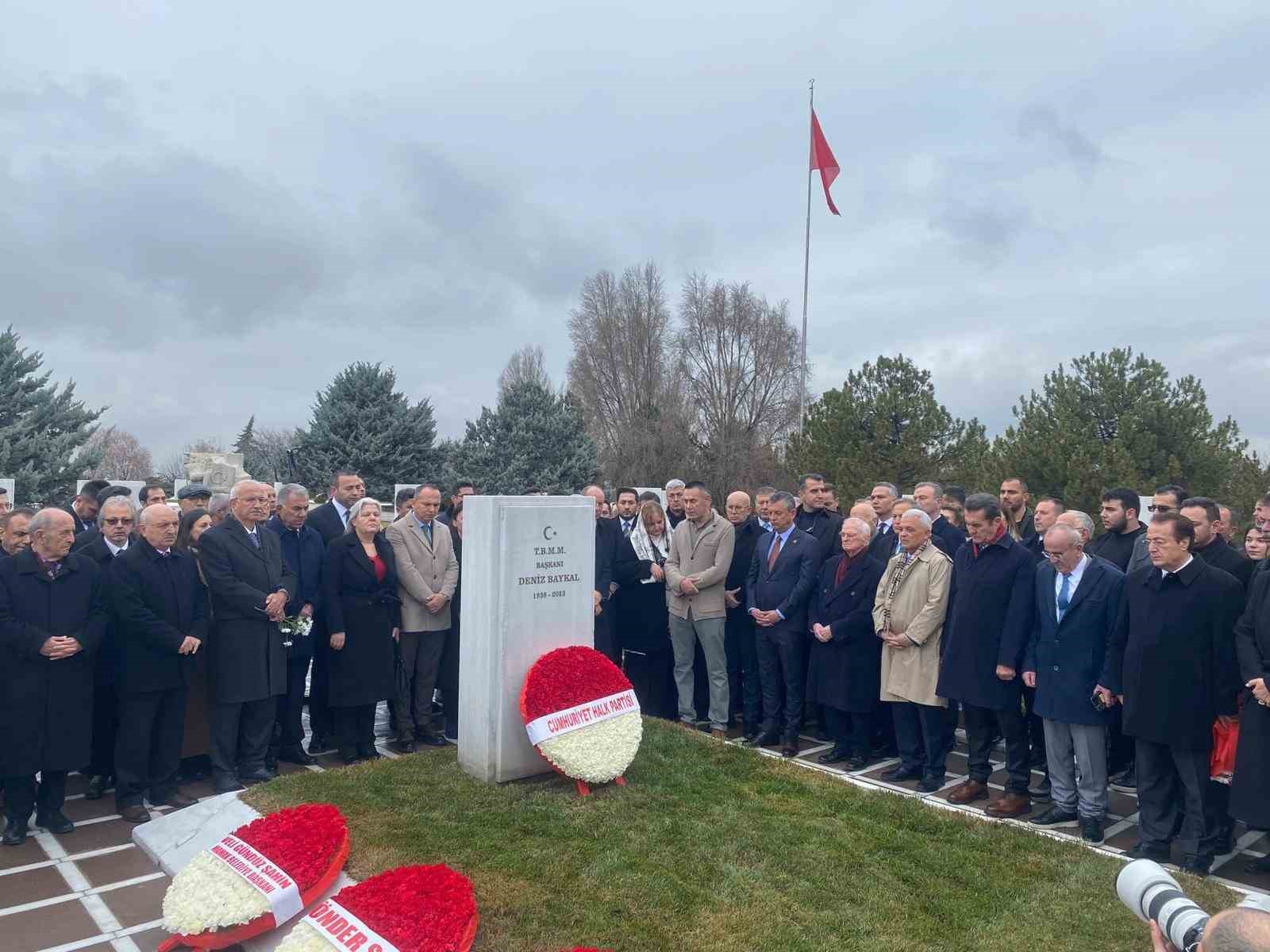 chpnin eski genel baskani deniz baykal mezari basinda anildi 4 DIESO69k
