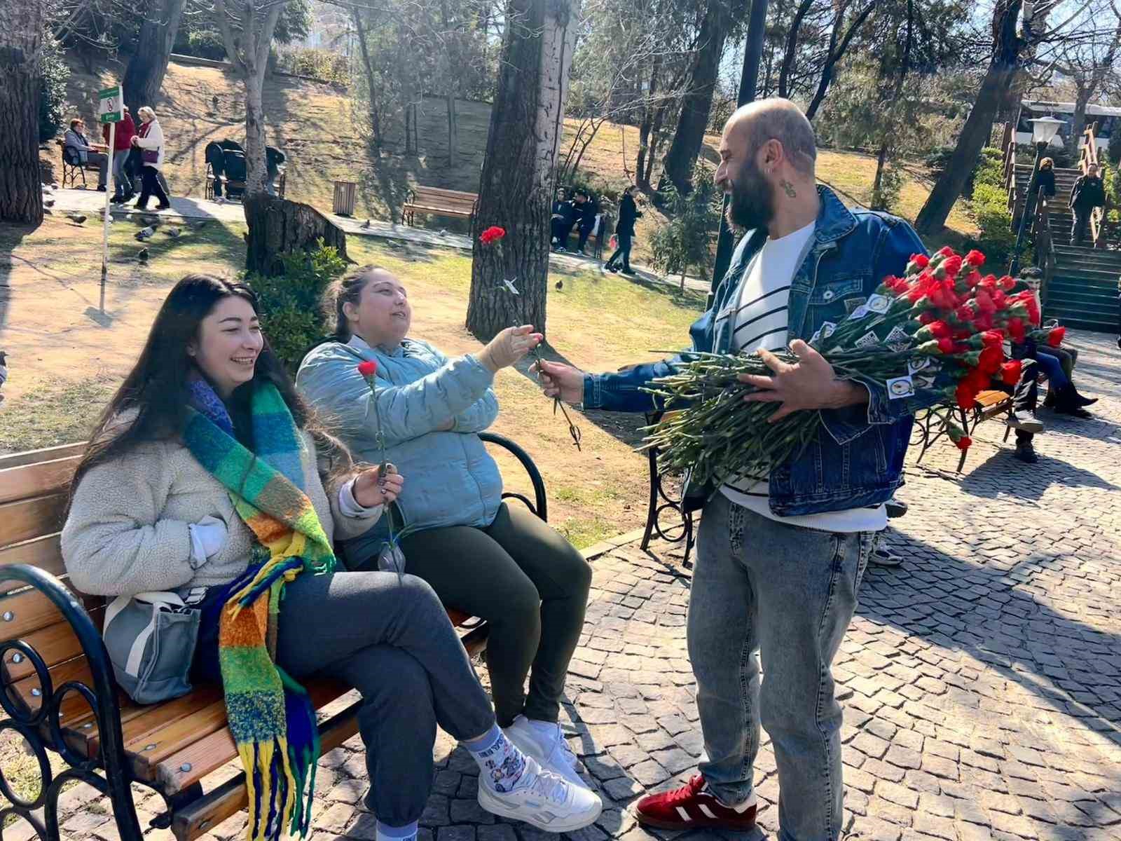 cicek doktoru dunya kadinlar gununde kadina yonelik siddete karanfil ile dikkat cekti 3 rrzPWgZA