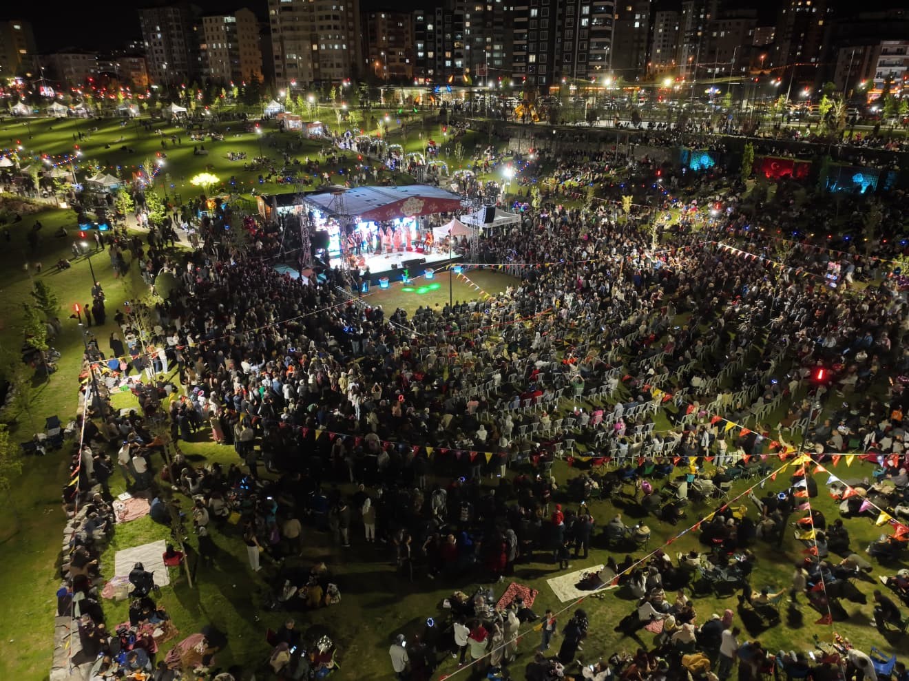 Çiçek Festivali’nin son gününde düzenlenen konserde vatandaşlar doyasıya eğlendi 5 cicek festivalinin son gununde duzenlenen konserde vatandaslar doyasiya eglendi 1