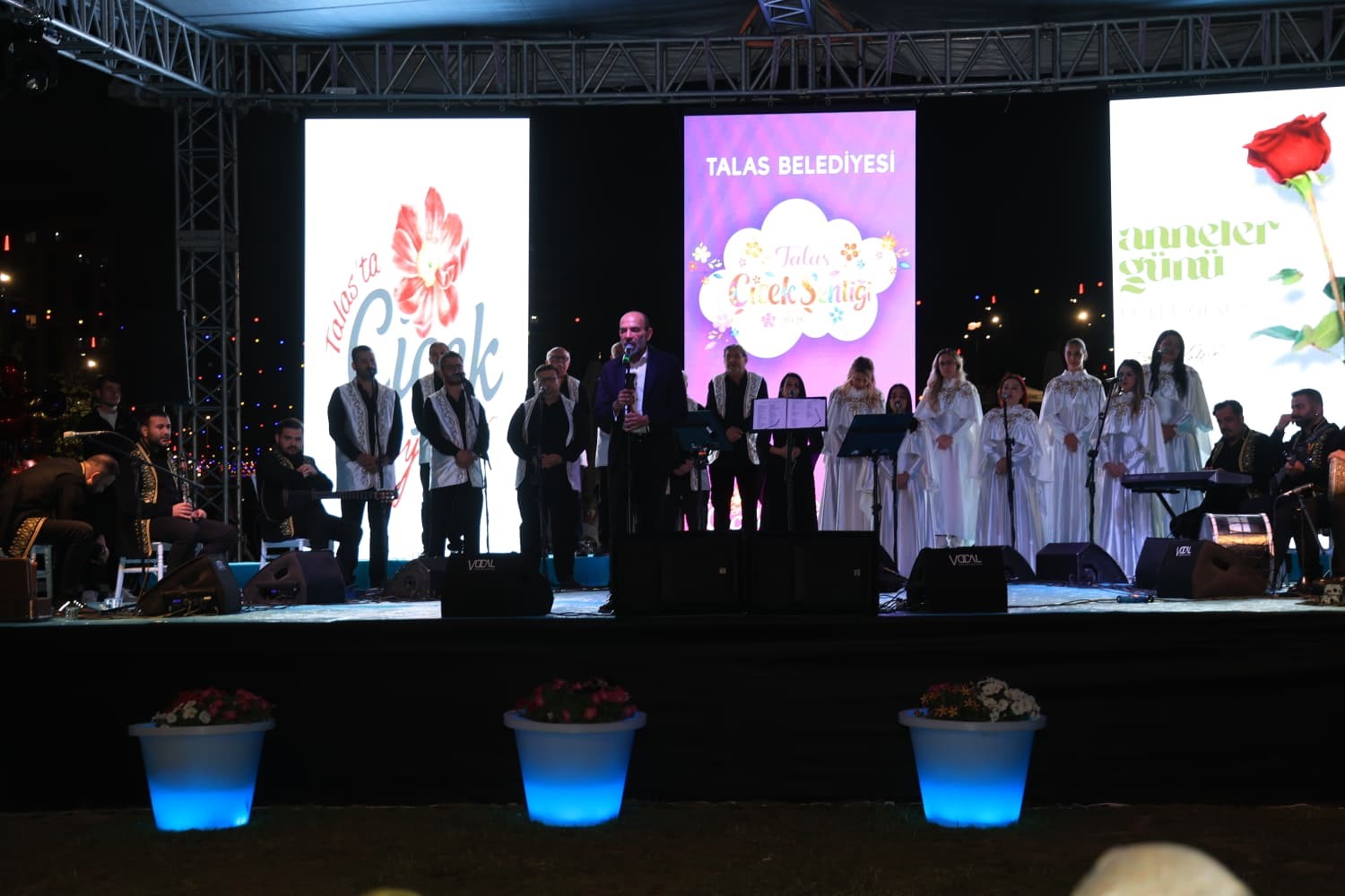 Çiçek Festivali’nin son gününde düzenlenen konserde vatandaşlar doyasıya eğlendi 6 cicek festivalinin son gununde duzenlenen konserde vatandaslar doyasiya eglendi 2 eRqTMOwa