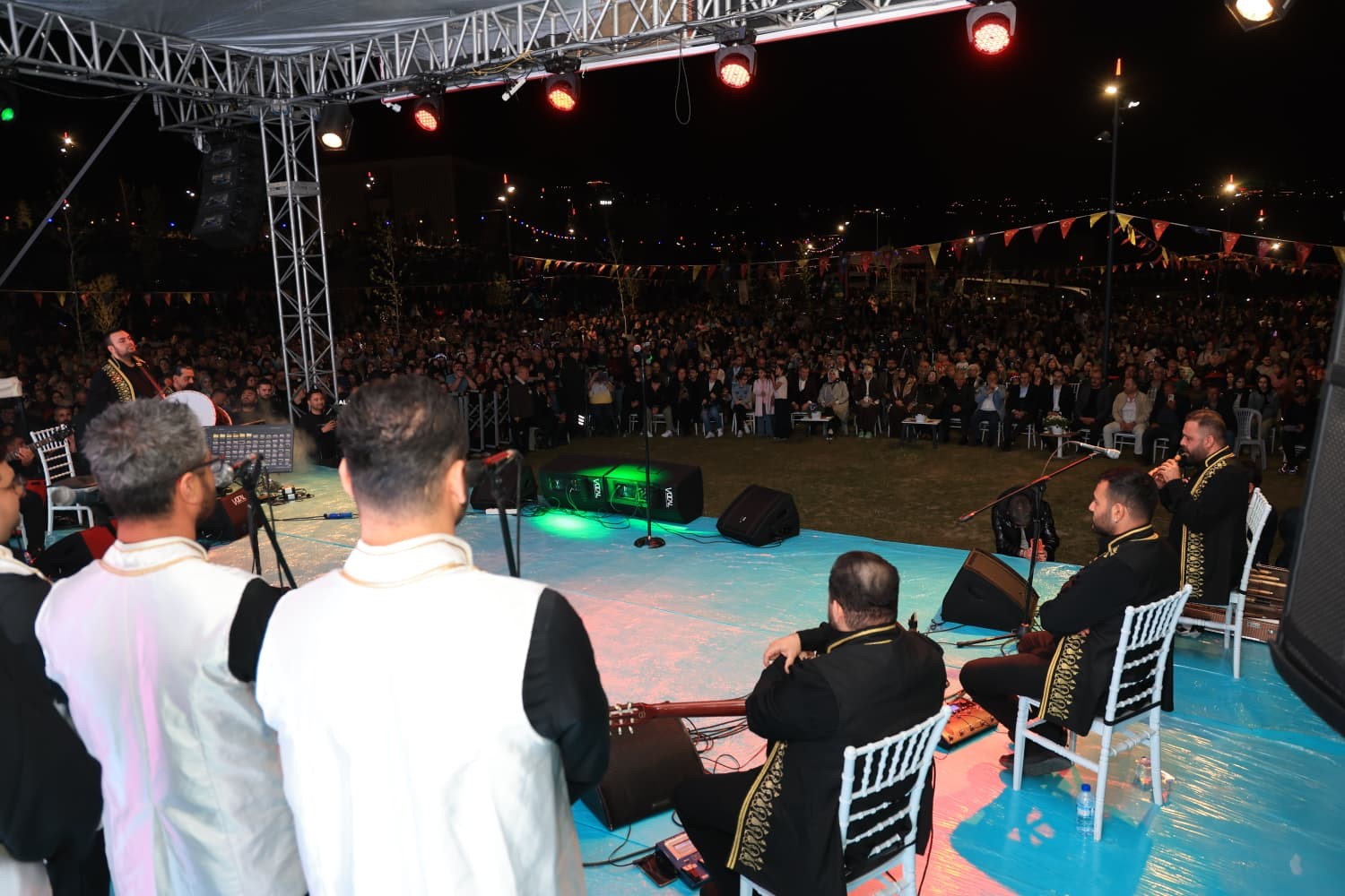 Çiçek Festivali’nin son gününde düzenlenen konserde vatandaşlar doyasıya eğlendi 7 cicek festivalinin son gununde duzenlenen konserde vatandaslar doyasiya eglendi 3