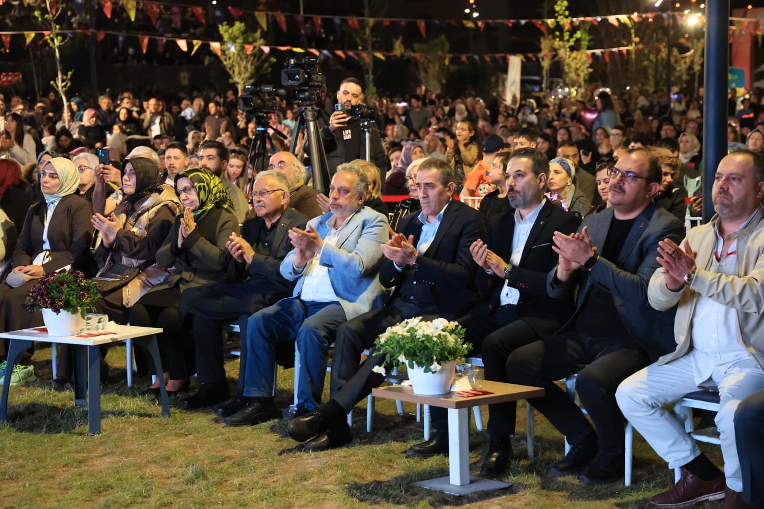Çiçek Festivali’nin son gününde düzenlenen konserde vatandaşlar doyasıya eğlendi 8 cicek festivalinin son gununde duzenlenen konserde vatandaslar doyasiya eglendi 4 mWWzEBiC