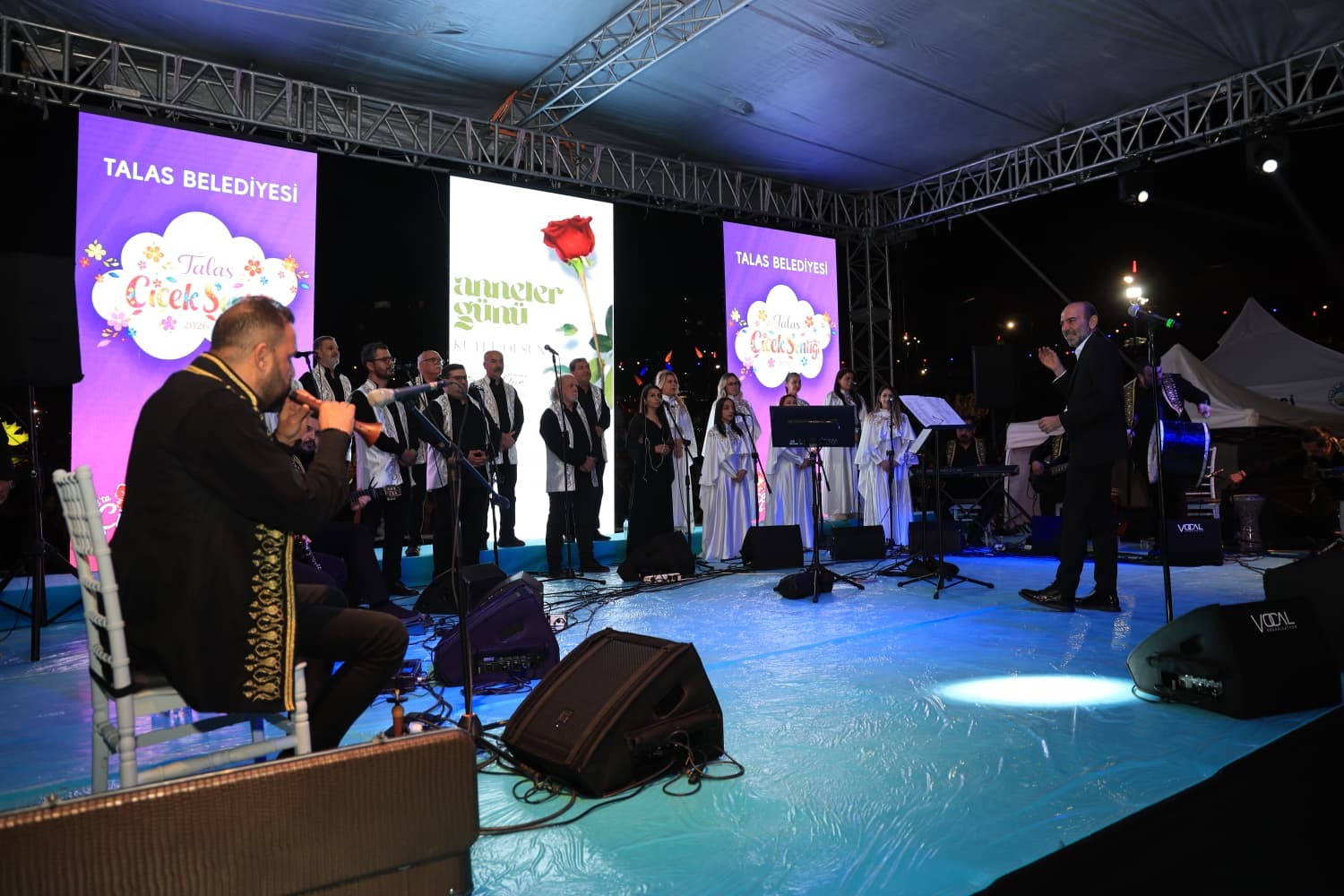 Çiçek Festivali’nin son gününde düzenlenen konserde vatandaşlar doyasıya eğlendi 9 cicek festivalinin son gununde duzenlenen konserde vatandaslar doyasiya eglendi 5