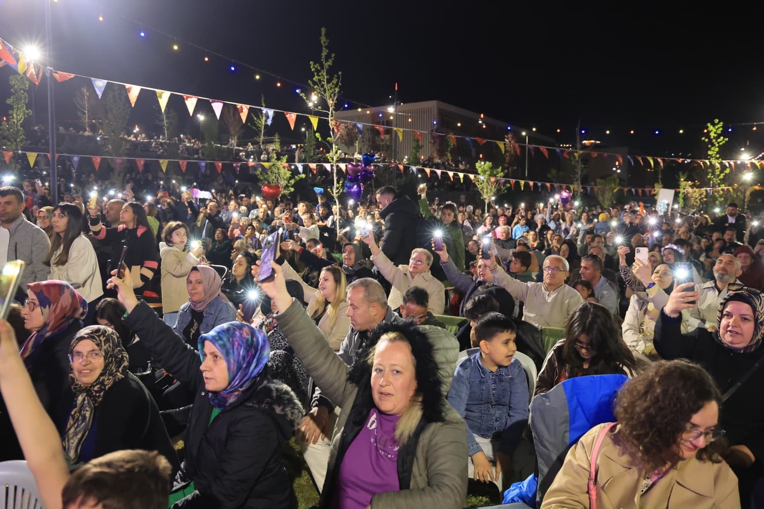 Çiçek Festivali’nin son gününde düzenlenen konserde vatandaşlar doyasıya eğlendi 10 cicek festivalinin son gununde duzenlenen konserde vatandaslar doyasiya eglendi 6 tuRLgST4