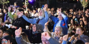 cicek-festivalinin-son-gununde-duzenlenen-konserde-vatandaslar-doyasiya-eglendi-LOePJAmg.jpg