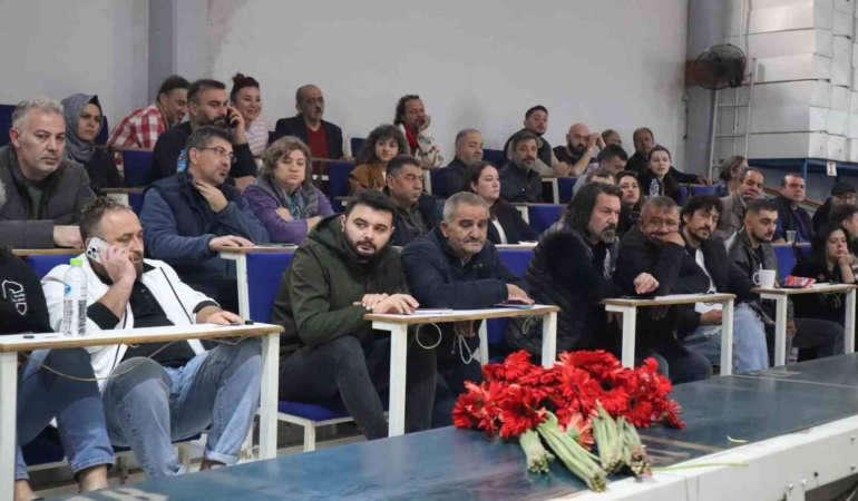 cicek-mezatlarinda-ogretmenler-gunu-hareketliligi-Qp6MbU9u.jpg