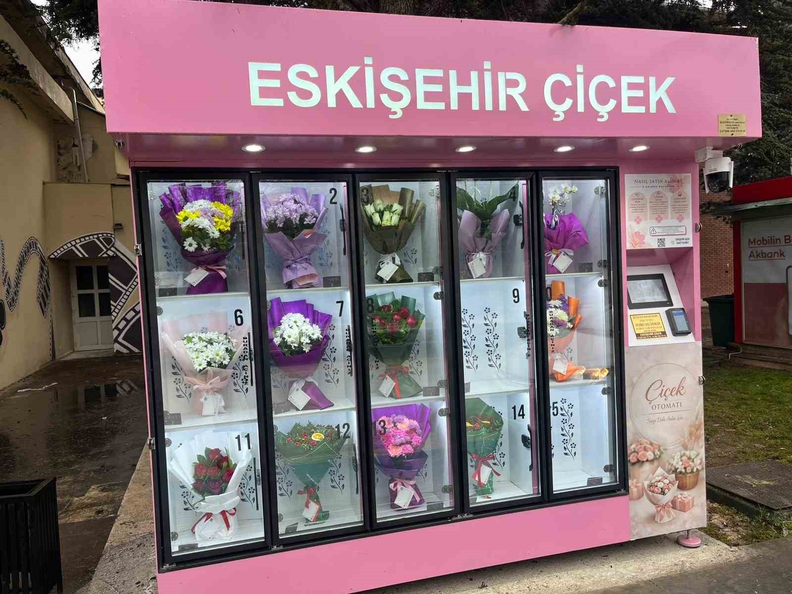 cicek surprizi yapmak isteyen bu otomata geliyor 0 NThrs33f