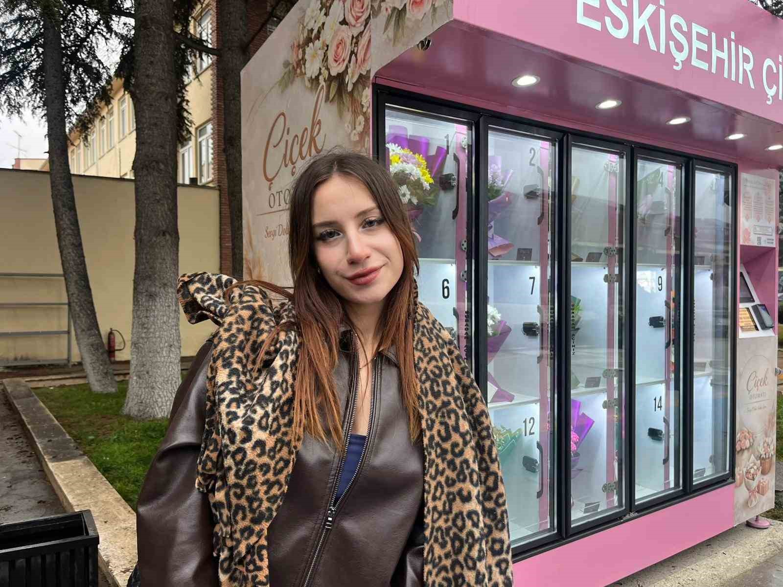 cicek surprizi yapmak isteyen bu otomata geliyor 1 cTURVM1n