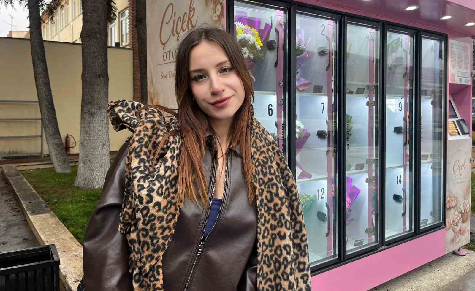cicek surprizi yapmak isteyen bu otomata geliyor 7 bIX7Cpnl