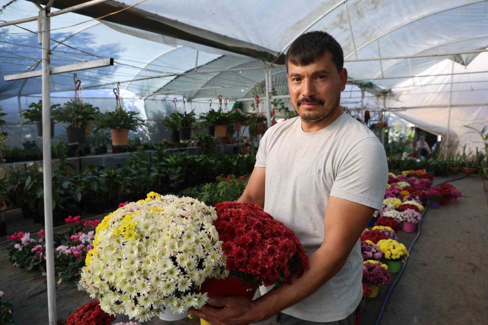 cicekcilerde ogretmenler gunu yogunlugu buket yerine saksi cicekleri tercih ediliyor 1 qE1gzd3C