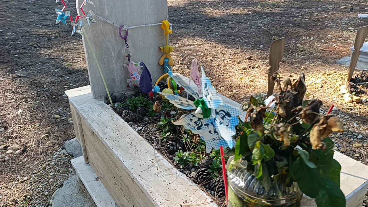 ciceklerden cok oyuncaklarla bezenen mezarlikta duygulandiran goruntuler 2 tgaBWD54