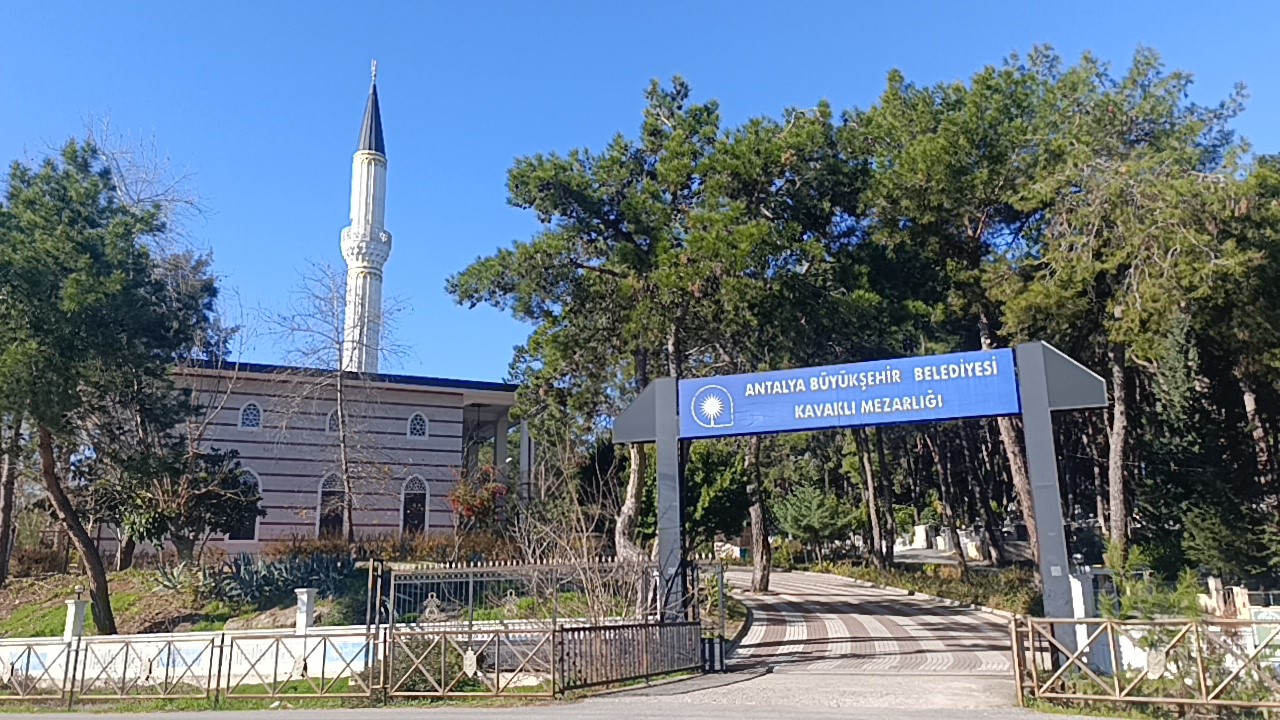 ciceklerden cok oyuncaklarla bezenen mezarlikta duygulandiran goruntuler 8 zDAmJzCf