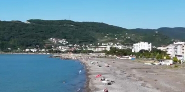 cidede-selin-ardindan-vatandaslar-sahillerde-denize-girmeye-basladi-zIDQFKKf.jpg