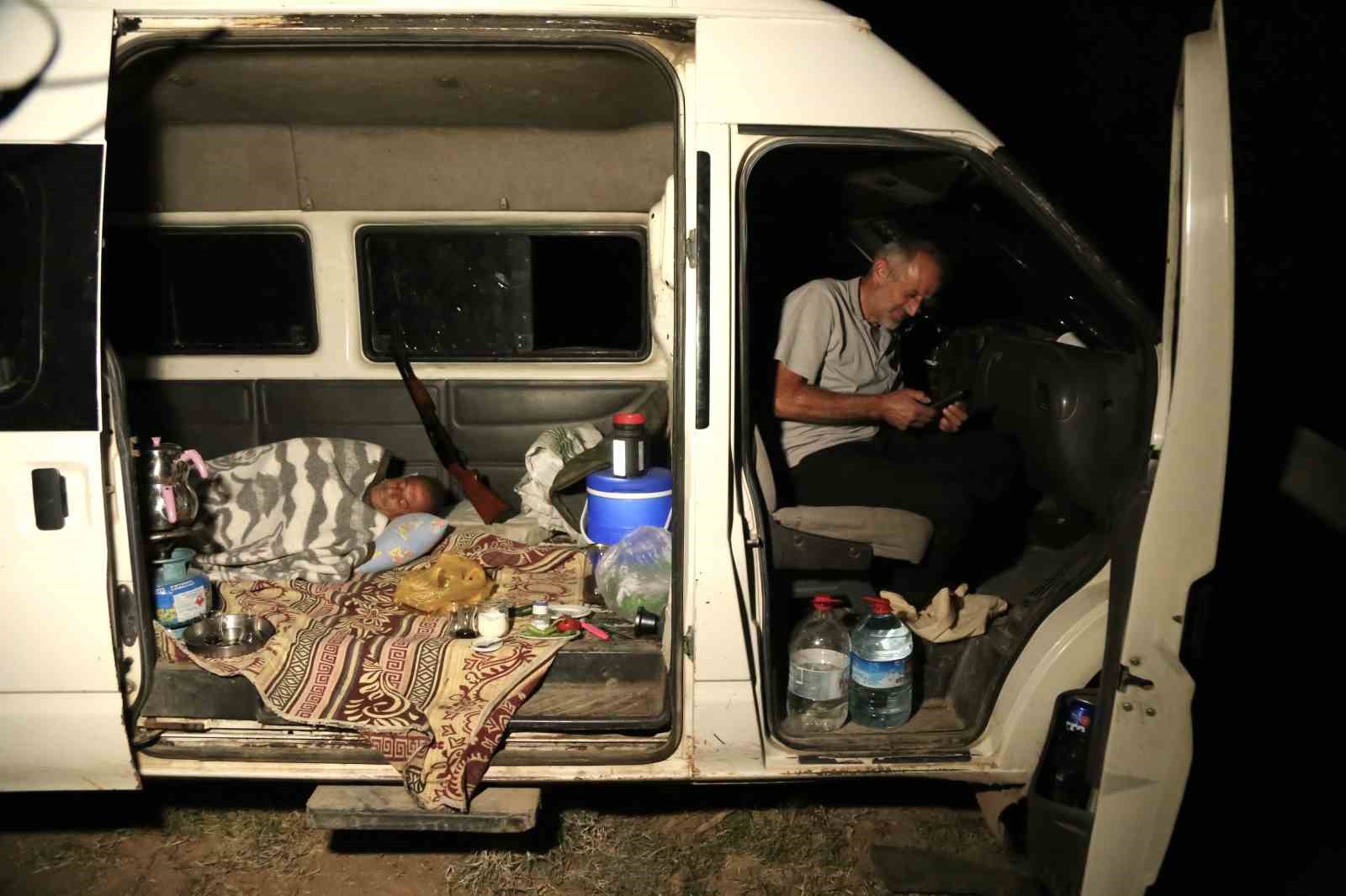 ciftcilerin beyaz altin nobeti bir yillik emekleri icin sabaha kadar tarlada bekliyorlar 0 aZFV4A7r