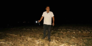 ciftcilerin-beyaz-altin-nobeti-bir-yillik-emekleri-icin-sabaha-kadar-tarlada-bekliyorlar-1NxtlXmy.jpg