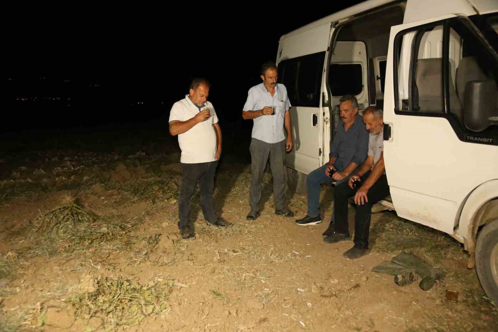 ciftcilerin beyaz altin nobeti bir yillik emekleri icin sabaha kadar tarlada bekliyorlar 3 sEPknOTI