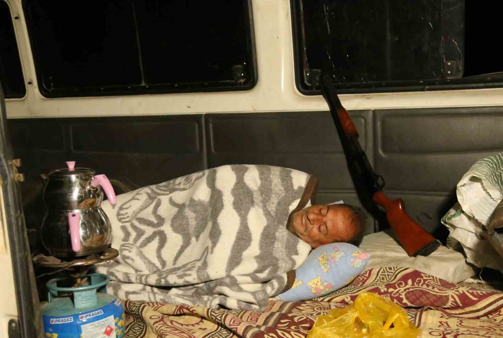 ciftcilerin beyaz altin nobeti bir yillik emekleri icin sabaha kadar tarlada bekliyorlar 5 HjBgkDAA