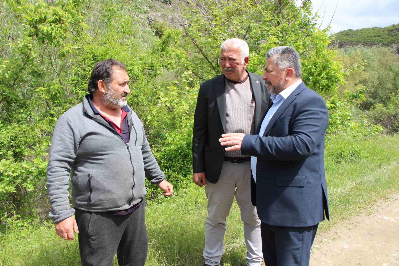 ciftcinin taskin nobeti arazisindeki bitkiler yesilirmaktan sizan suyun altinda kaldi 2 JZ4SCDSu
